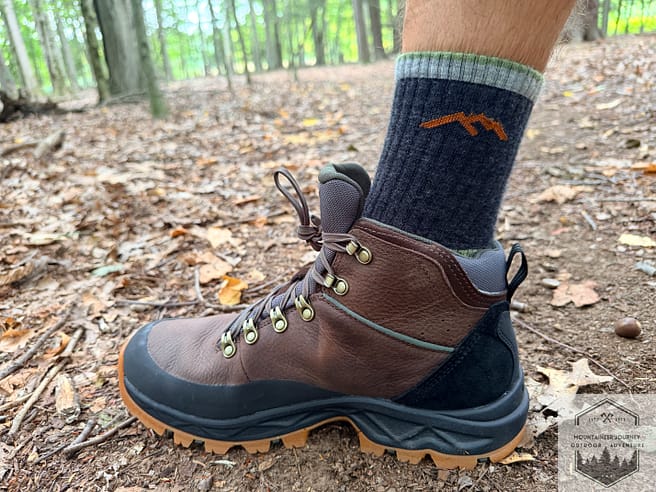 Side view of leather profile on Mt Maddsen 2.0 boots on dirt trail