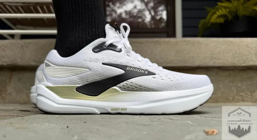 Side profile of the Brooks Ghost Max 3 featuring the signature nitrogen-infused DNA LOFT v3 midsole and high-stack max cushioning