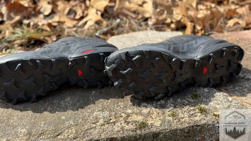 Close-up of the Salomon Speedcross 6 Mud Contagrip outsole, highlighting the widely spaced Y-shaped chevron lugs for aggressive traction and superior mud evacuation.