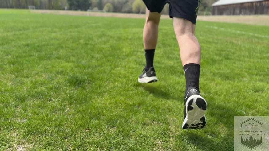 Sprinting with the Clifton 10 in grass