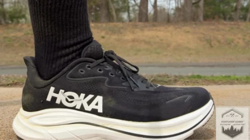 blog-img-1745865837522 Walking test of Hoka Clifton 10 on concrete pavement to evaluate shock absorption and impact protection.