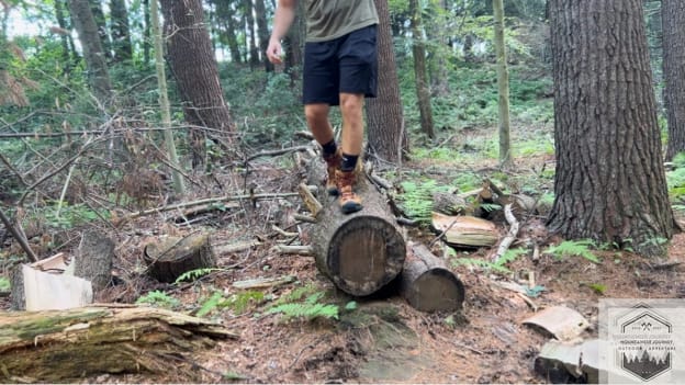 blog-img-1721423592118 Personally testing the stability of the Salomon Quest 4 on a while balancing on a log