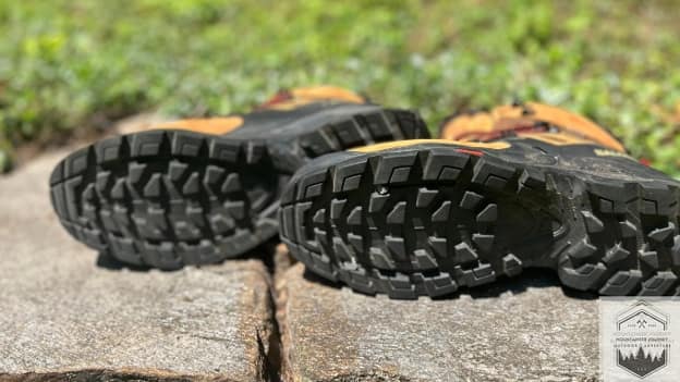 Bottom view of the traction lugs on the Salomon Quest 4