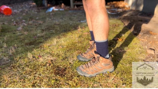 blog-img-1732987142597 side view of the hiking socks