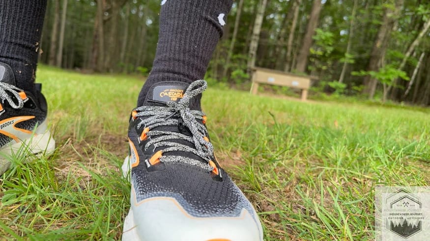 Front view of the cascadia 18 in grass displaying the toe box bumper