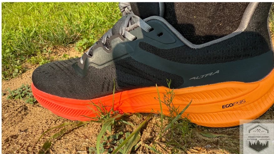 Side view of Altra Experience Flow 2 on dirt highlighting the Altra EGO PRO midsole foam for lightweight and responsive cushioning