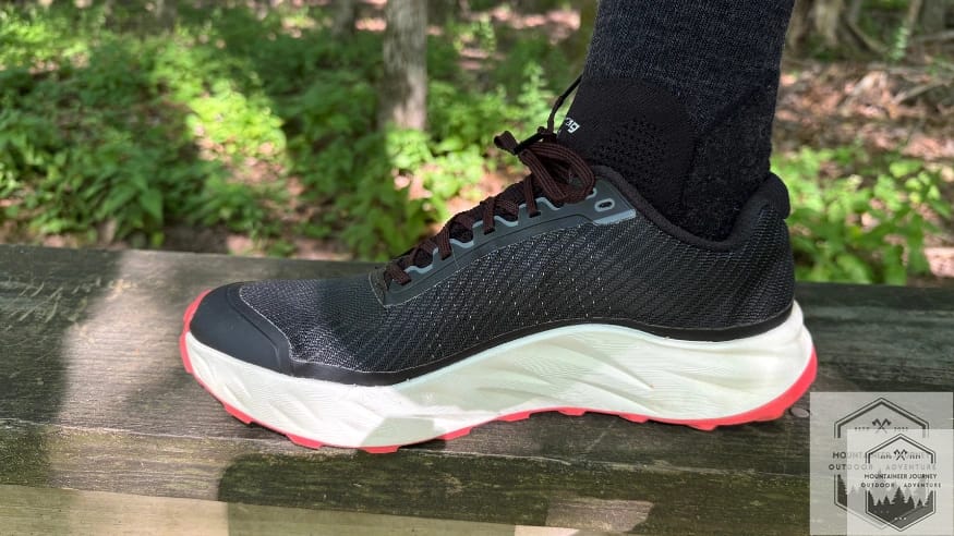 Medial view of the NNormal Kjerag 2 on a bench showing the inner midsole and arch structure.