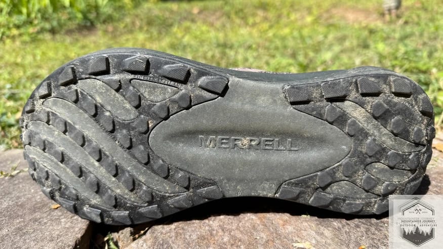 Outsole of the merrell morphlite featuring the 2mm lugs