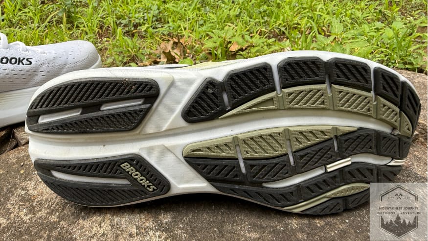 Traction islands on the Brooks Ghost Max 3