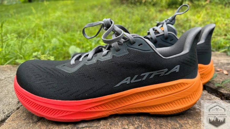 side view of the altra experience flow 2 on a wall
