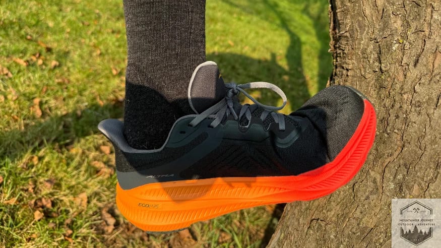 Forefoot flexion test of the Altra Experience Flow 2 on a tree demonstrating the flexibility of the EGO PRO midsole and rockered forefoot