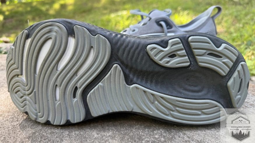 Bottom view of the Brooks Glycerin 22 outsole featuring the durable RoadTack rubber compound and the signature DNA LOFT v3 nitrogen-infused foam branding
