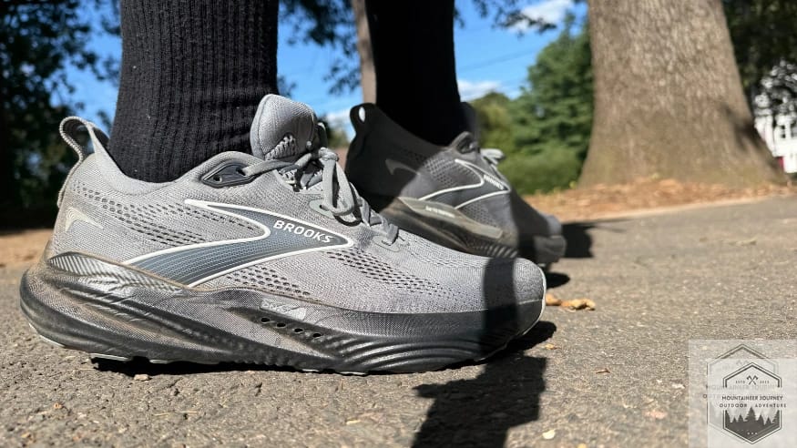Testing the Brooks Glycerin 22 on asphalt to evaluate the impact protection and energy return of the DNA LOFT v3 nitrogen-infused midsole during a road run.