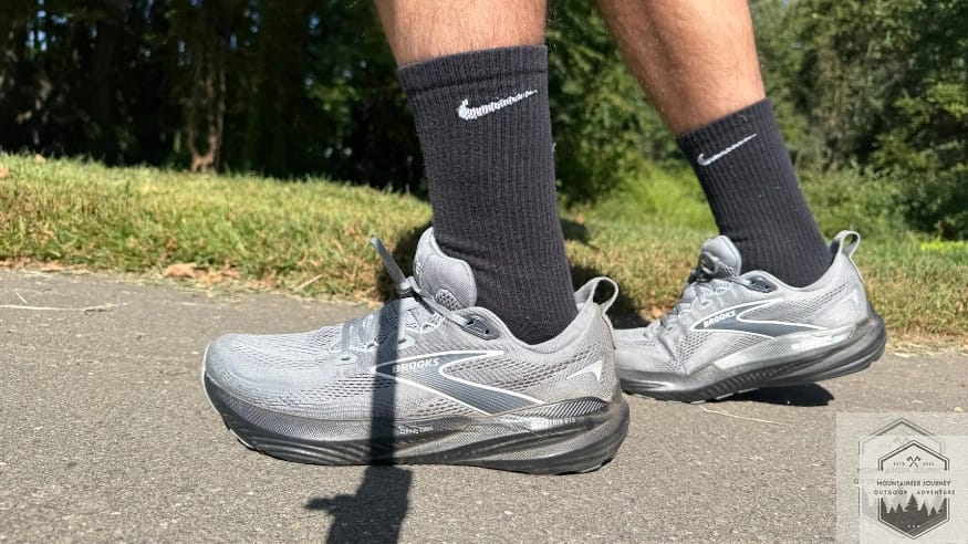 View of the Brooks Glycerin 22 GTS guide rail on the heel for extra rigid support.