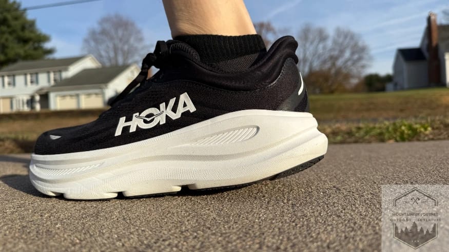 View of the 43mm heel stack height of the Bondi 9
