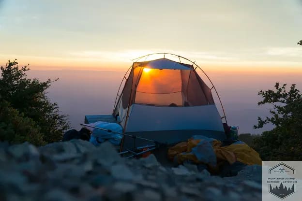 blog-img-1699221970126 Tent At the edge of a mountain overlooking sun