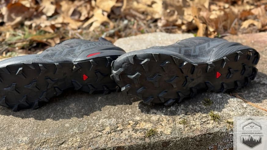 Close-up of the Salomon Speedcross 6 Mud Contagrip outsole, highlighting the widely spaced Y-shaped chevron lugs for aggressive traction and superior mud evacuation.