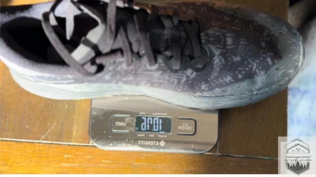blog-img-1732985320351 speedgoat 6 on the scale weighing 10oz