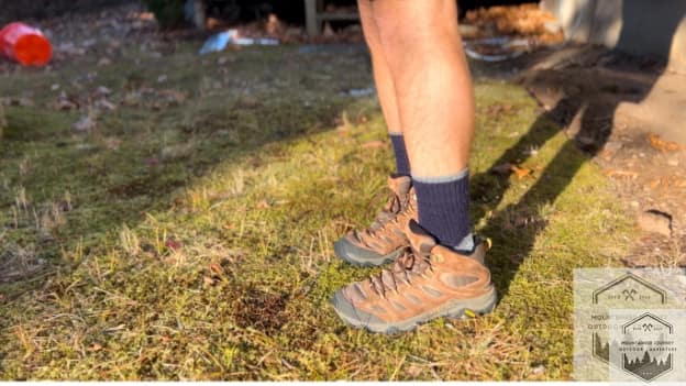 blog-img-1732987142597 side view of the hiking socks