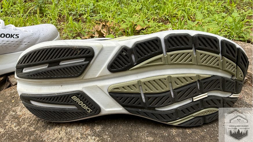 Traction islands on the Brooks Ghost Max 3