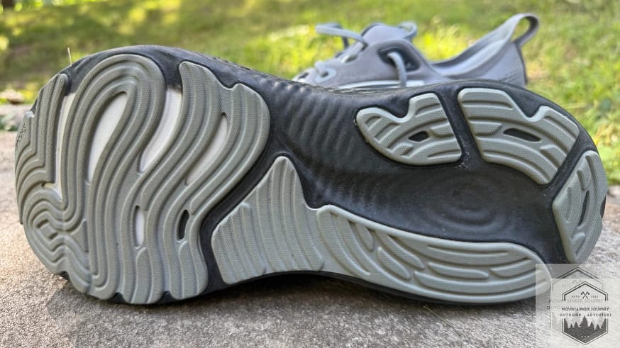 Bottom view of the Brooks Glycerin 22 outsole featuring the durable RoadTack rubber compound and the signature DNA LOFT v3 nitrogen-infused foam branding