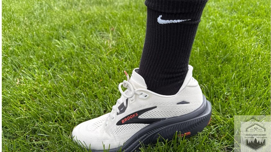 Forefoot strike with shoes in grass