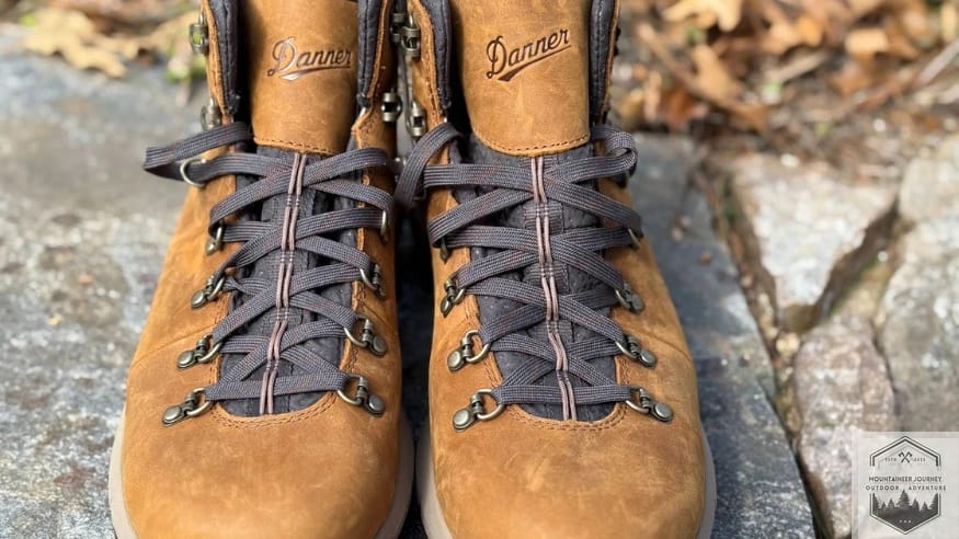 front view of the Danner Mountain 600 showing the robust leather materials and front tongue synthetic mesh