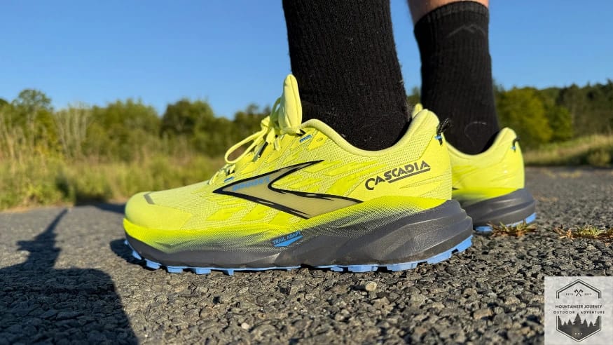 Side profile of Brooks Cascadia 19 showing DNA Loft v3 branding; nitrogen-infused midsole providing a balance of dampening and responsiveness on technical trails