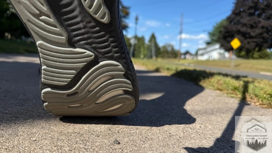 View of the Brooks Glycerin 22 outsole during the gait cycle on concrete, demonstrating the smooth heel-to-toe transition and impact absorption of the DNA LOFT v3 foam.